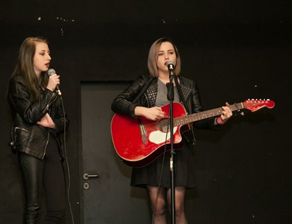 Mädchen mit Gitarre und Sängerin