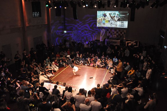 © Verein Wiener Jugendzentren Dancebattle mit vielen Zuschauern