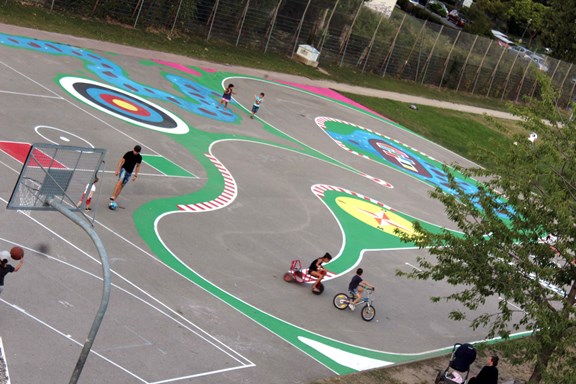 © Verein Wiener Jugendzentren Fussball - Basketballplatz bemalt