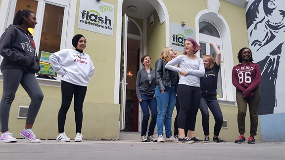 © Verein Wiener Jugendzentren Mädchen stehen vor dem Mädchencafe Flash