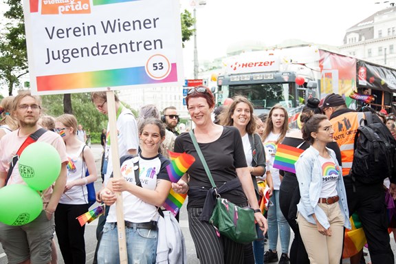 der Verein Wiener Jugendzentren bei der Regenbogenparade
