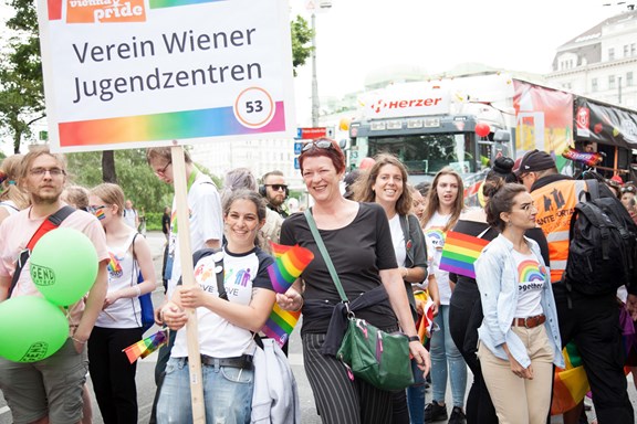 © Mühlbacher Eva Photographie der Verein Wiener Jugendzentren bei der Regenbogenparade