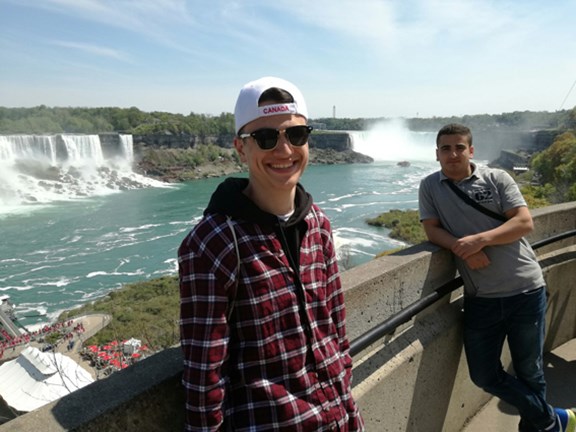 zwei junge Männer vor den Niagarafällen