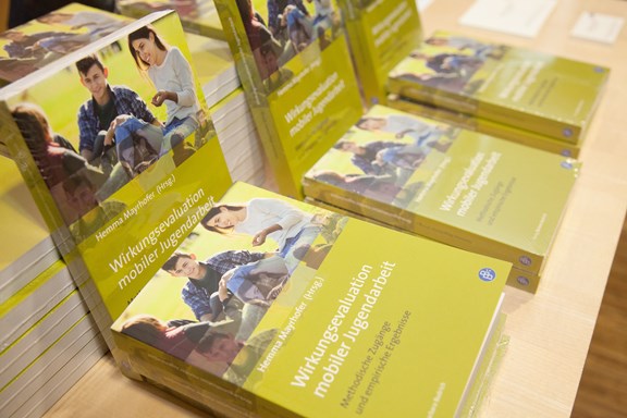 © Mühlbacher Eva Photographie Foto von mehreren Auflagen des Buches "Wirkungsevaluation mobiler Jugendarbeit"