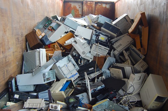 alte Computer wild auf einem Haufen