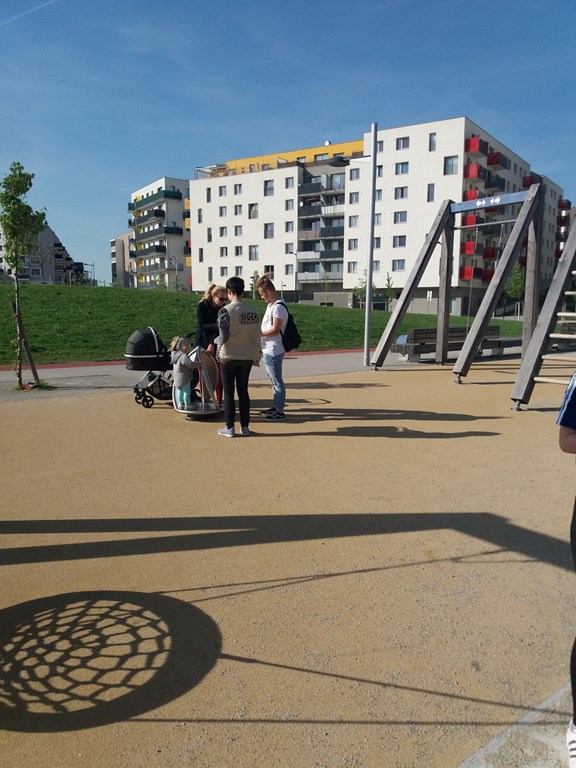 Menschen auf einem Spielplatz in Seestadt