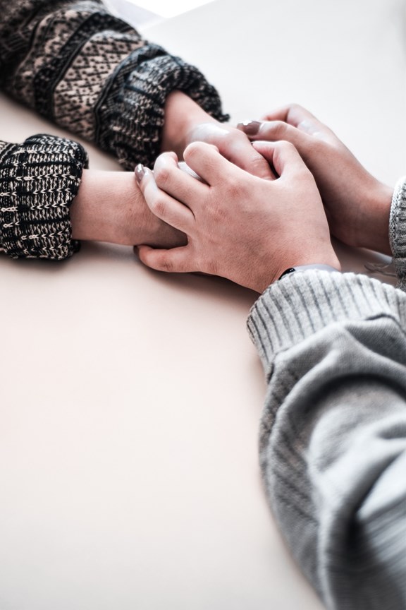 © Unsplash: Zoe Hände berühren sich