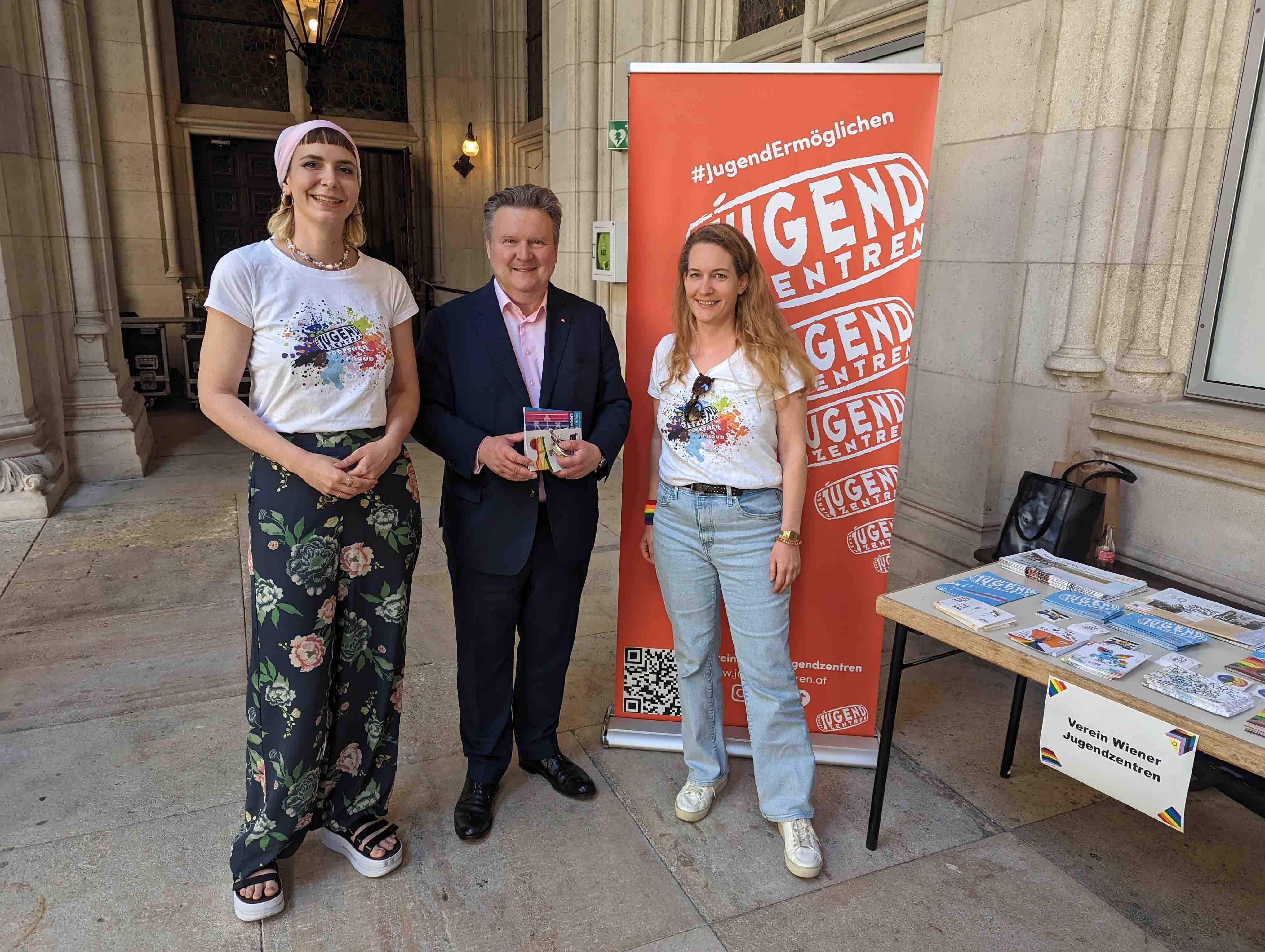 Wiens Bürgermeister Michael Ludwig besucht den Verein Wiener Jugendzentren beim Pride-Empfang.