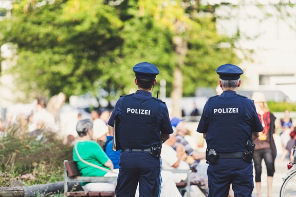 © Markus Spiske (Unsplash) 2 Polizisten von hintenv