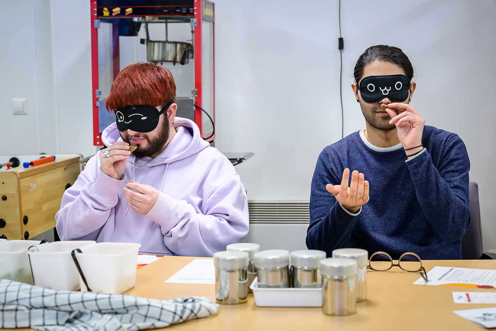 Lebensmittel testen im Sensorik Labor vor dem Jugendzentrum 5erHaus.