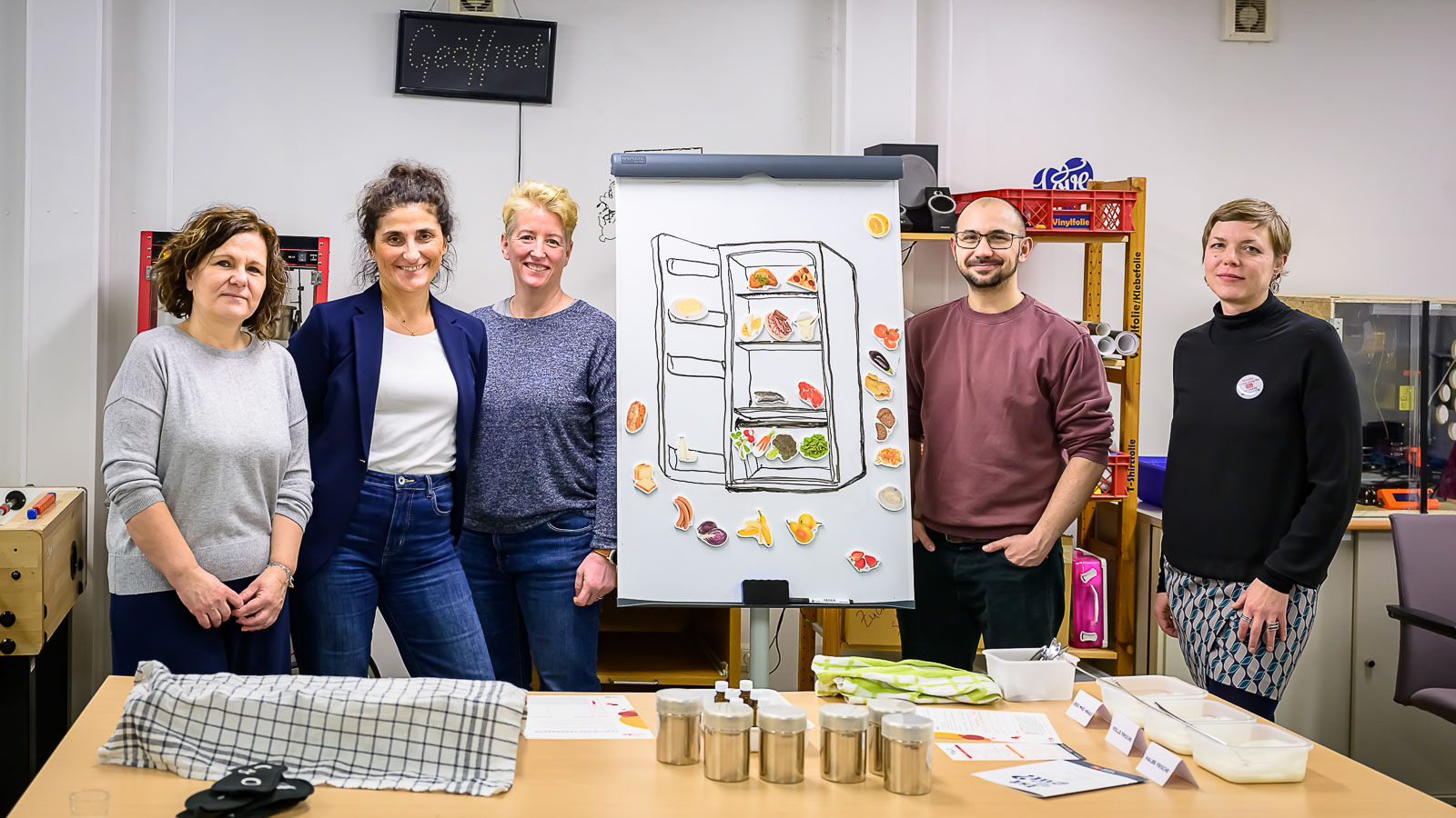 Lebensmittel testen im Sensorik Labor vor dem Jugendzentrum 5erHaus.