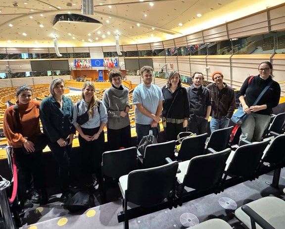 © Verein Wiener Jugendzentren Die Gruppe der Studienreise im europäischen Parlament.