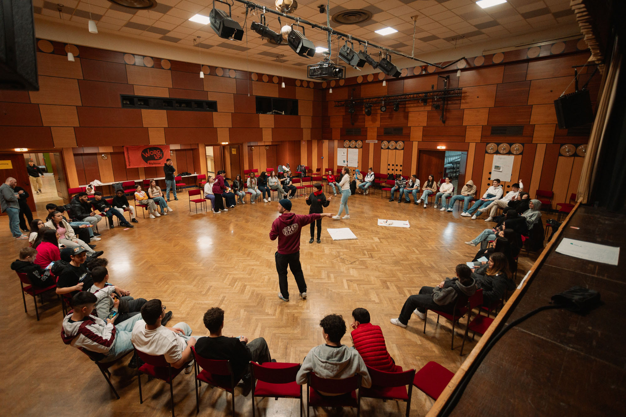 Foto von Schüler:innen beim Word Up 20 Delegiertentreffen.