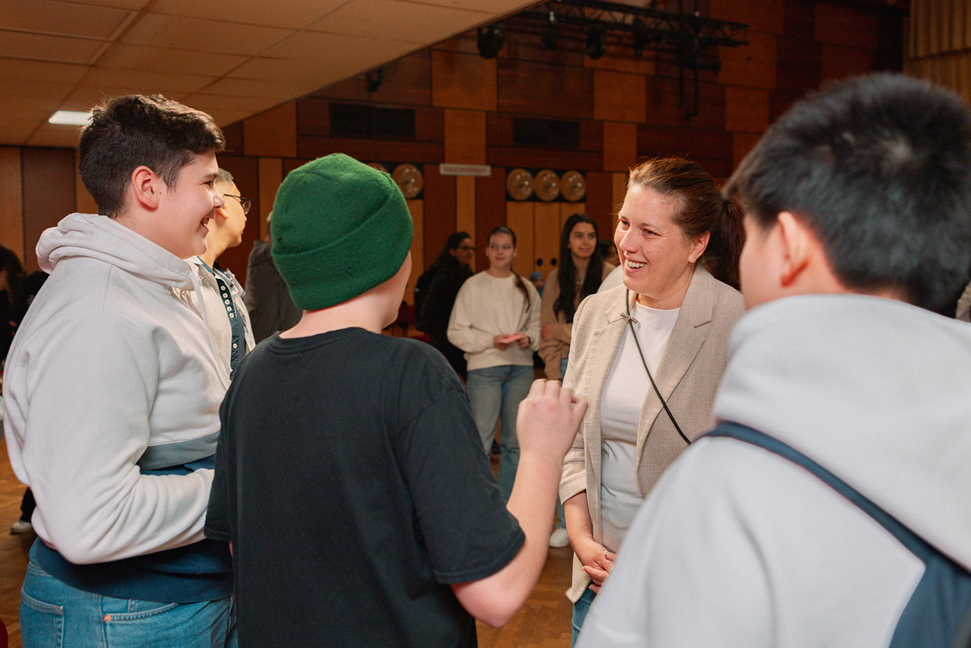Foto von Schüler:innen und der Bezirksvorsteherin des 20. Bezirks Christine Dubravac-Widholm beim Word Up 20 Delegiertentreffen.