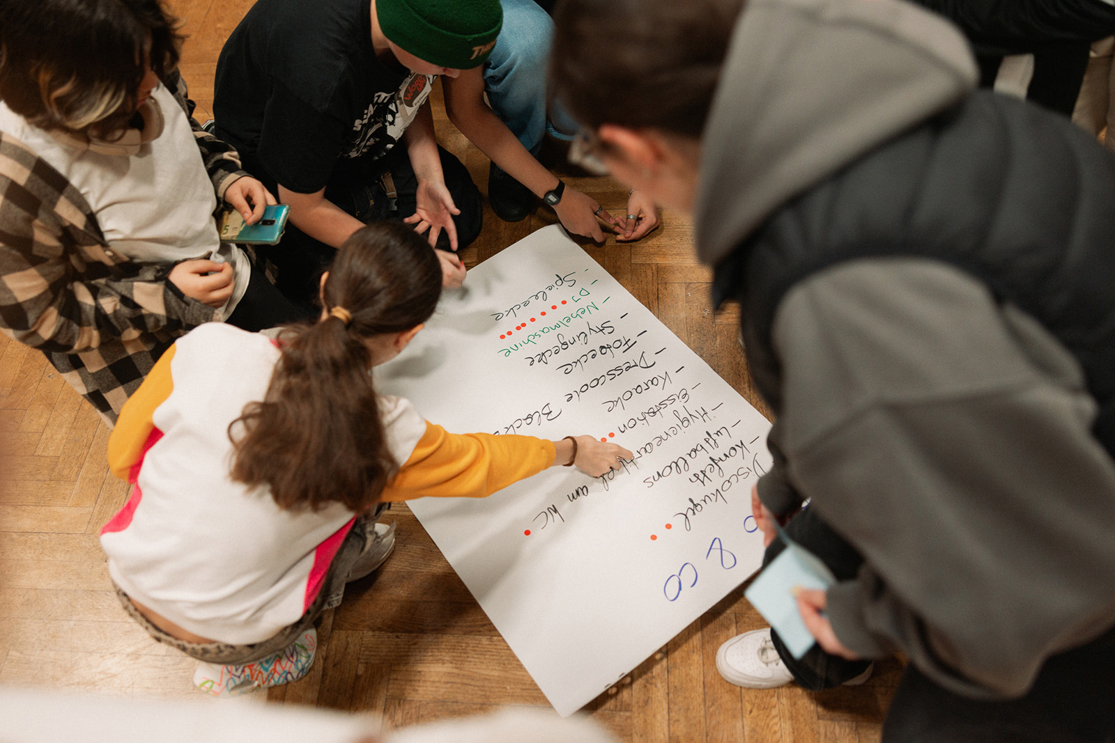 Foto von Schüler:innen und der Bezirksvorsteherin des 20. Bezirks Christine Dubravac-Widholm beim Word Up 20 Delegiertentreffen.