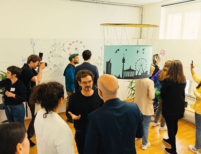 Besucherinnen und Besucher beim Open House in der Fachstelle Demokratie.