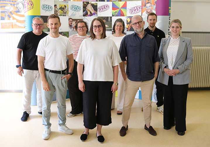 Gruppenfoto der Vorstandsmitglieder des Verein Wiener Jugendzentren, nach der Wahl in der Hauptversammlung.