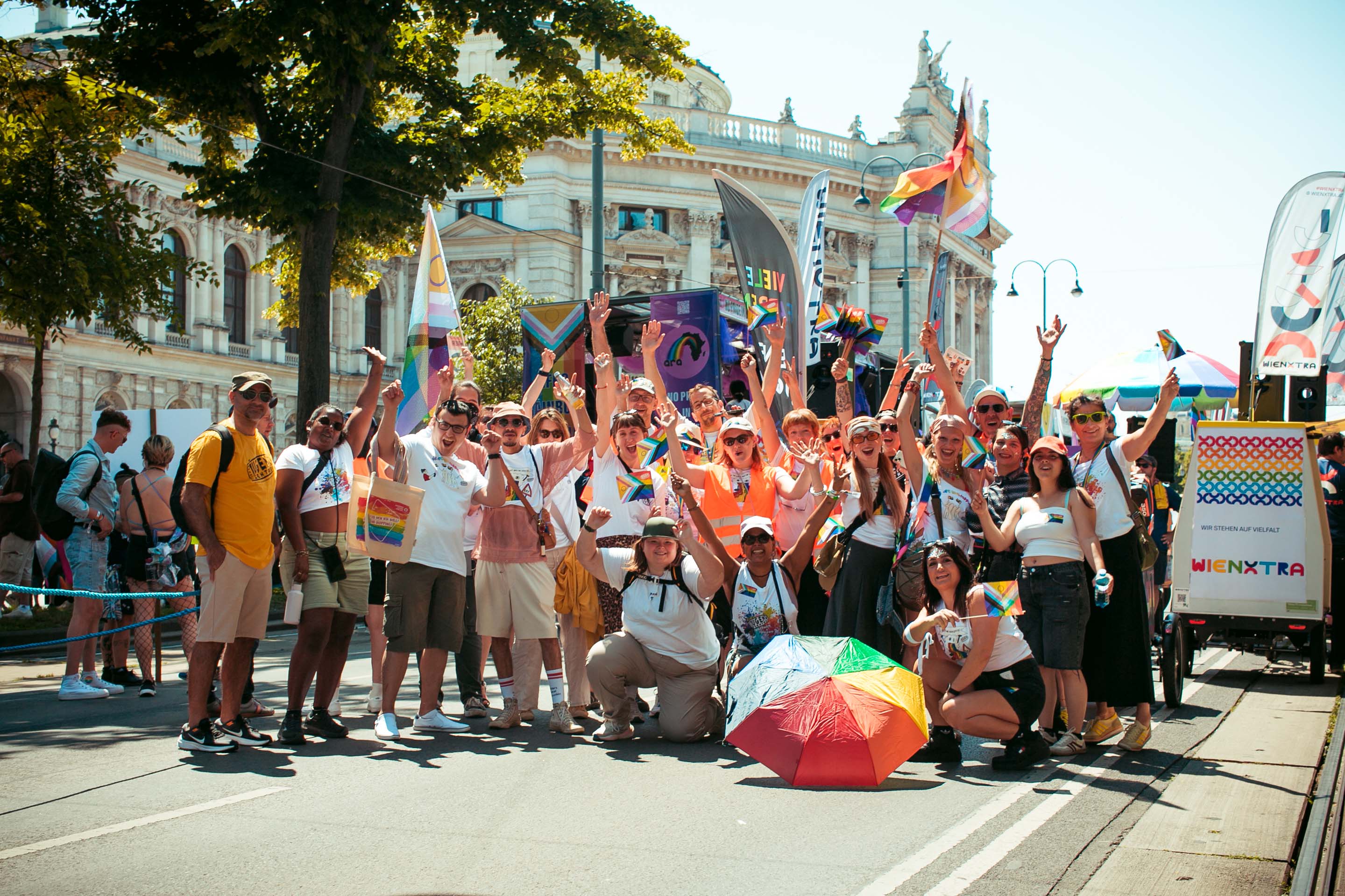 Auf diesem Bild sind Jugendliche und Mitarbeiter:innen des Verein Wiener Jugendzentren auf der Wiener Regenbogenparade zu sehen.