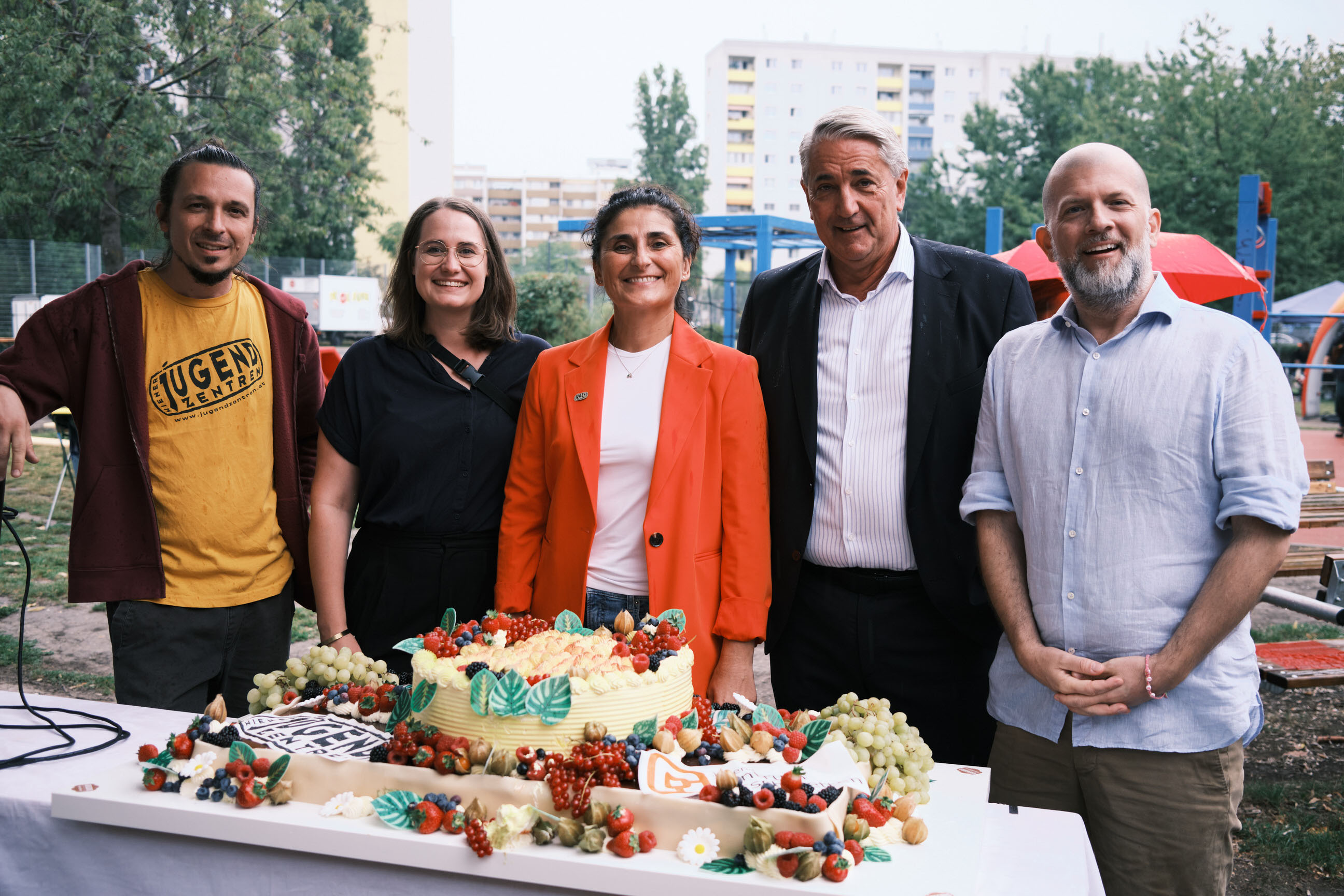 Gerald Baumgartlinger (Leiter des Jugendzentrum Hirschstetten), Manuela Smertnik (Geschäftsführerin des Verein Wiener Jugendzentren), Marina Hanke (Obfrau des Verein Wiener Jugendzentren), Ernst Nevrivy (Bezirksvorsteher Donaustadt) und Lukas Burian (Wiener Gemeinderat) stehen hinter der Jubiläumstorte.
