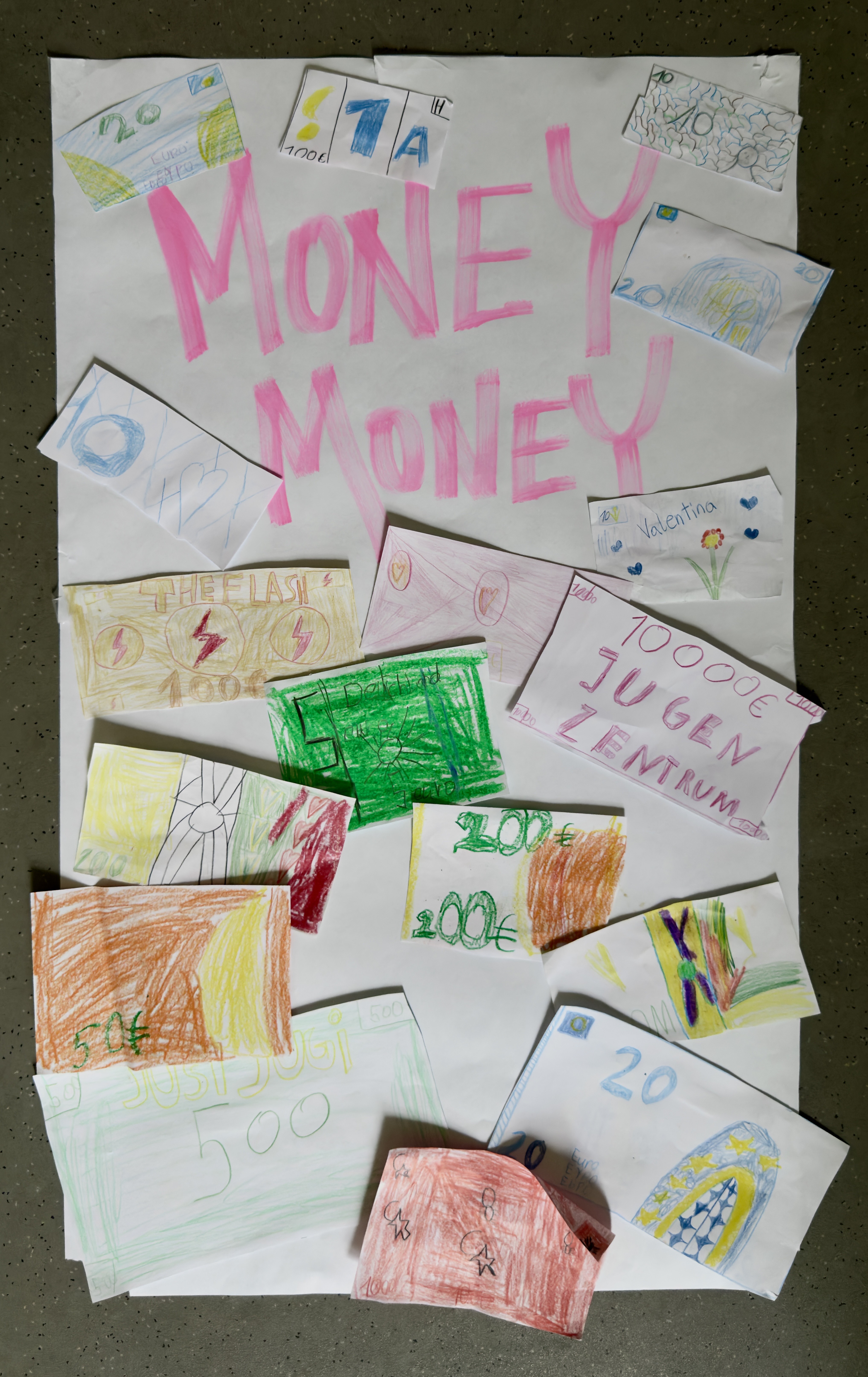 Plakat mit selbst gezeichnetem Spielgeld