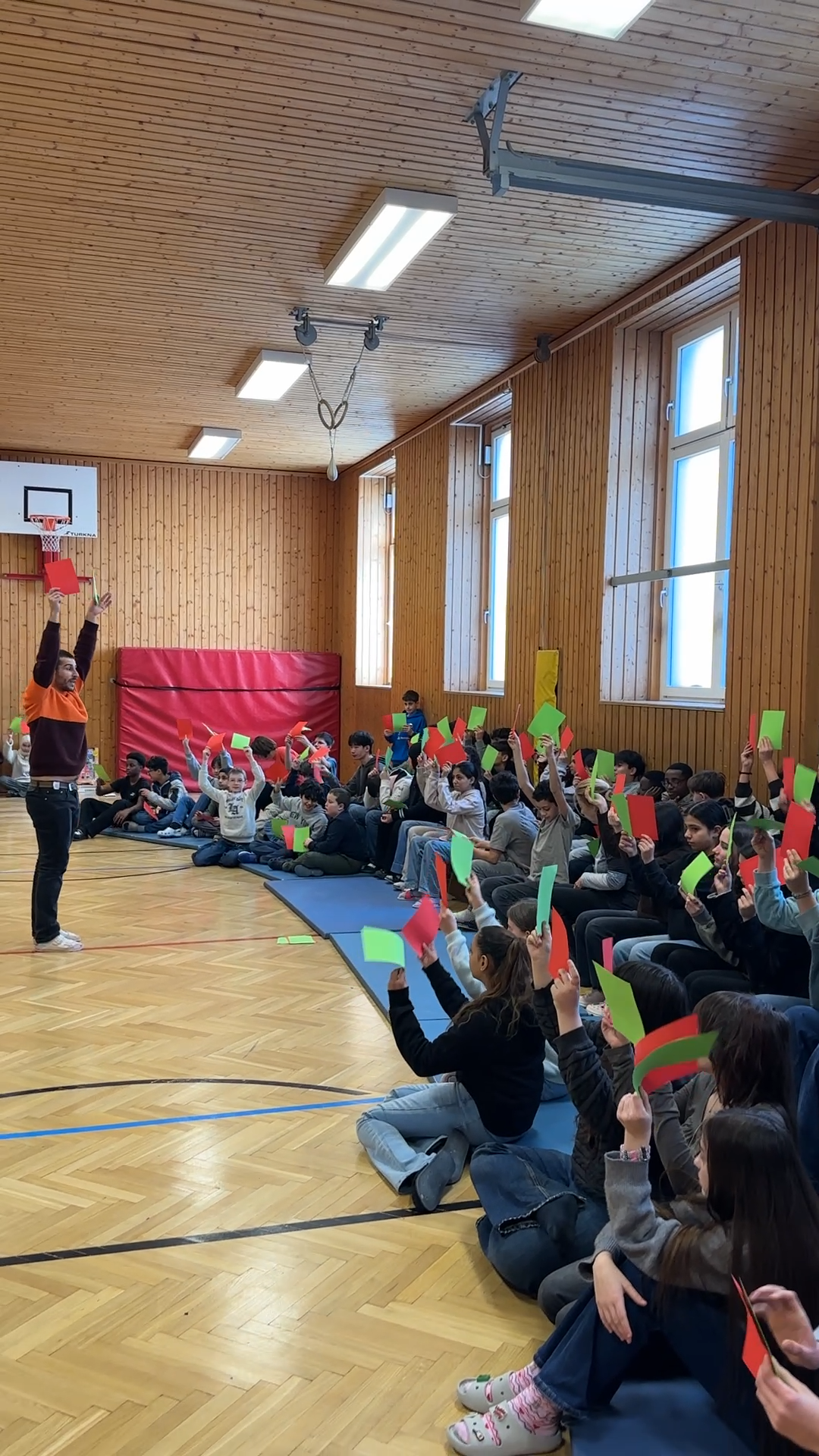 Gruppe von Schüler:innen mit roten und grünen Karten