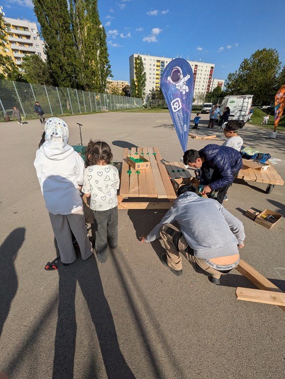 Kinder bauen Parkbänke auf