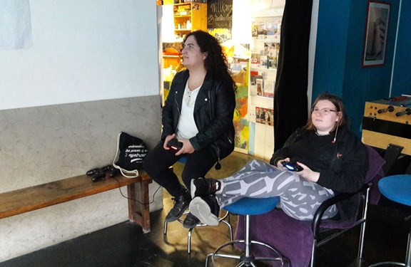 zwei junge Frauen spielen mit Controllern ein Spiel
