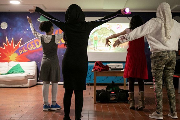 © Eva Mühlbacher Photographie Mädchen spielen auf der Playstation