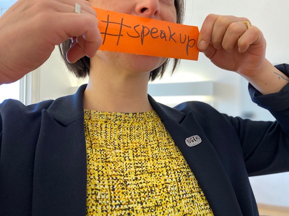 © Verein Wiener Jugendzentren Person mit Hashtag-Plakat: Speakup