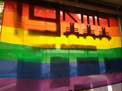 19kmhlogo mit Regenbogenfahne