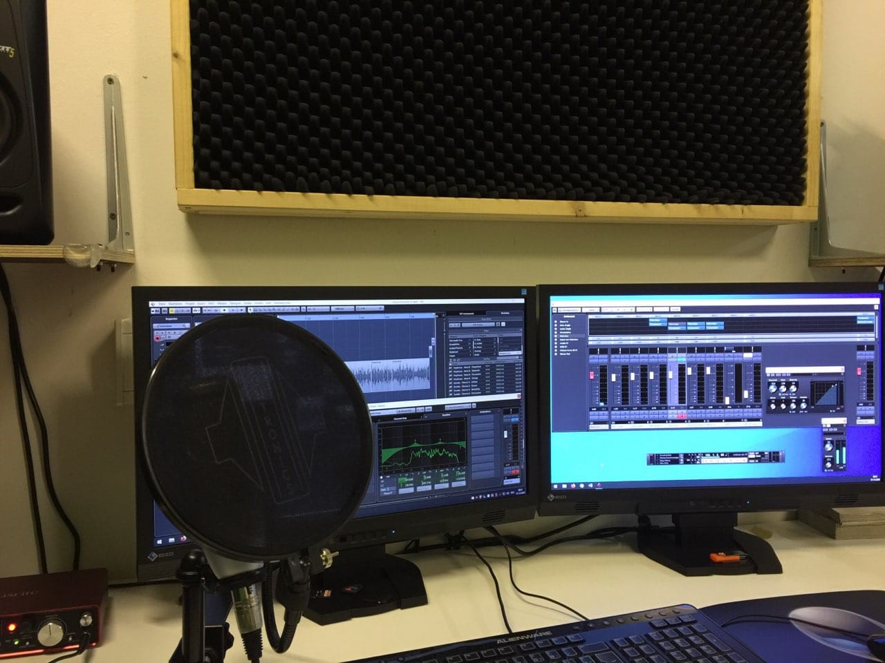 Studiobildschirme und Mikrofon