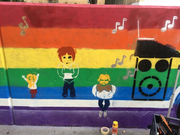 © Verein Wiener Jugendzentren Mauer mit Graffiti von Regenbogenflagge