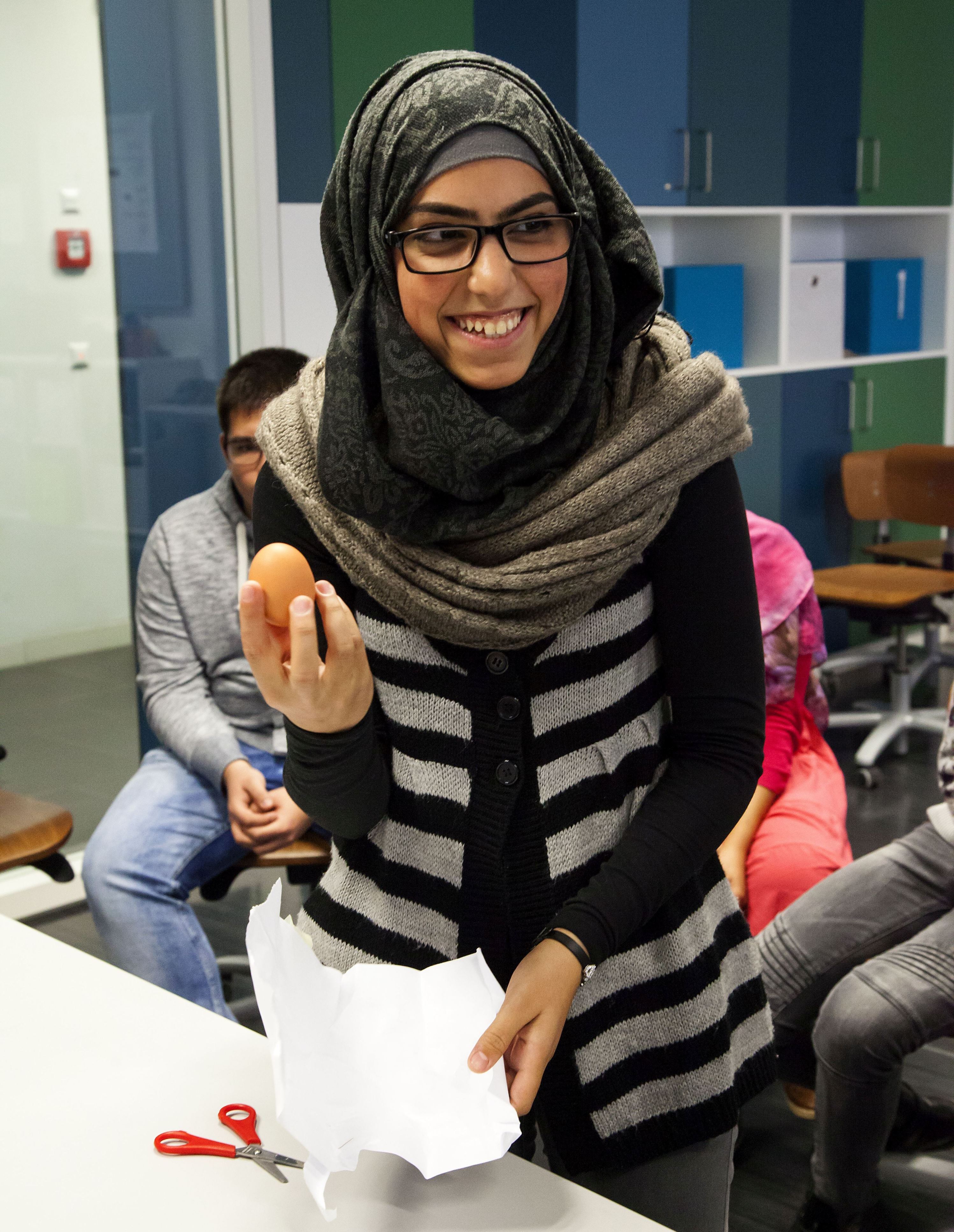 junge Frau hält ein Ei