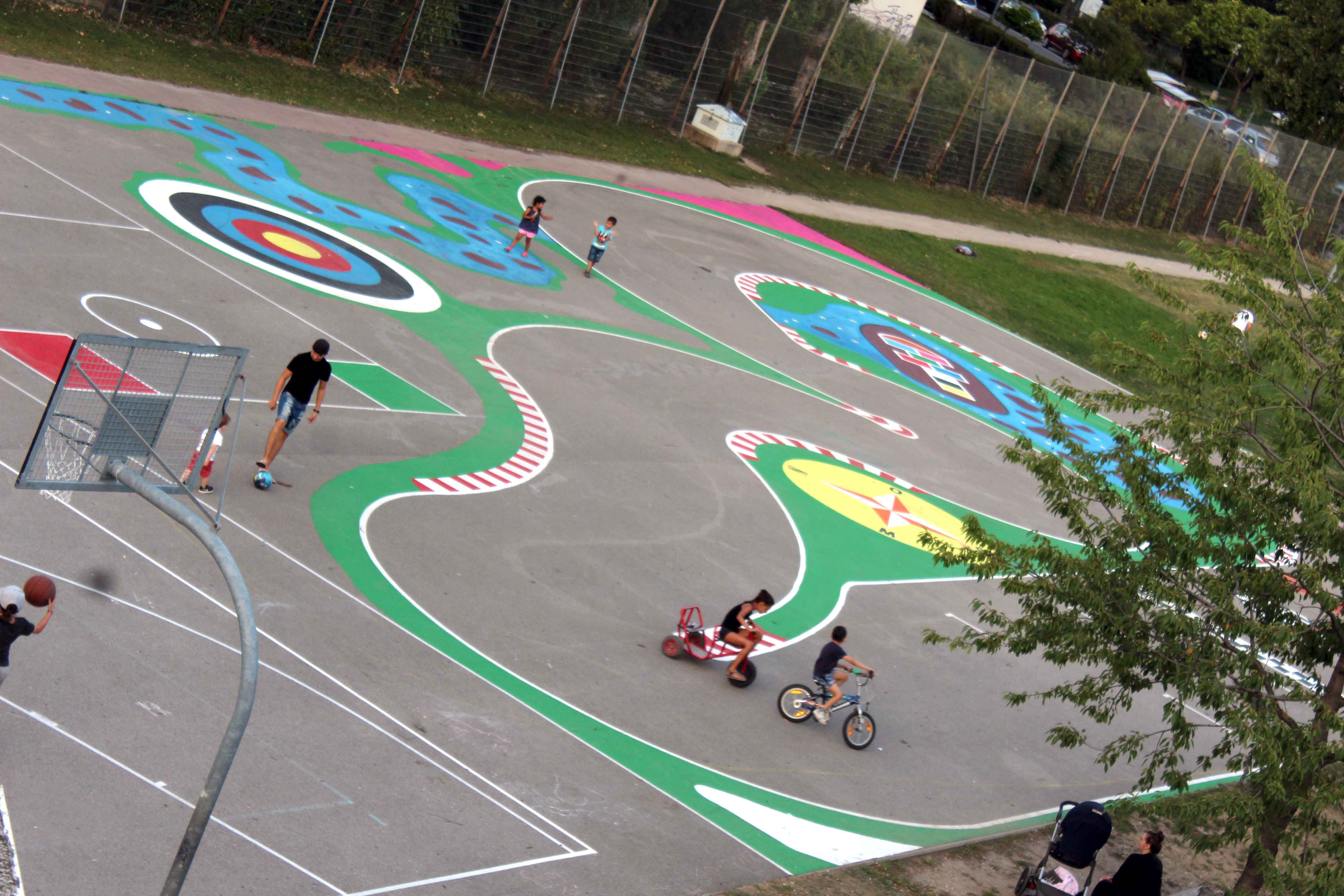 Fussball - Basketballplatz bemalt