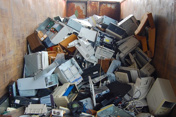 alte Computer wild auf einem Haufen