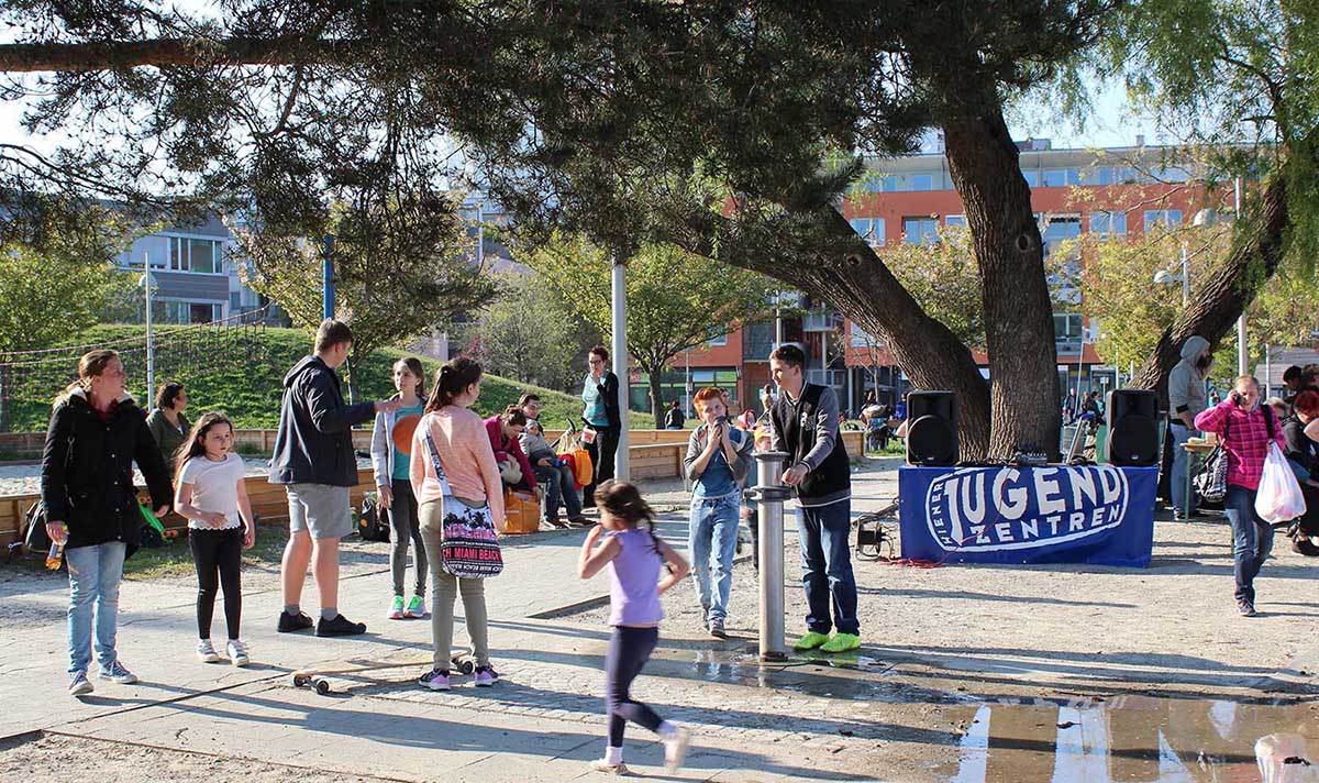 Kinder spielen im öffentlichen Raum