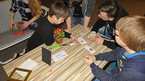 Kinder beratschlagen über Auswege im Spiel