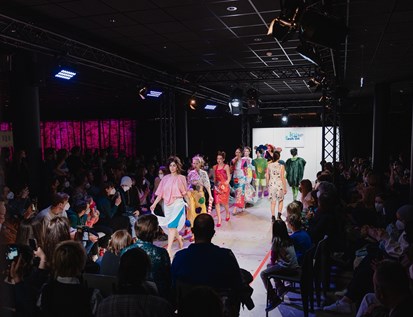 Kids in Fashion Show Models laufen am Laufsteg
