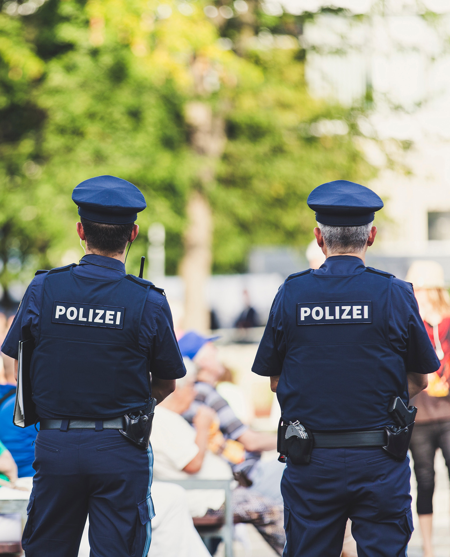 2 Polizisten von hinten