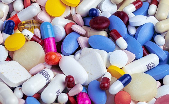 Viele verschiedene bunte Medikamente, Pillen und Tabletten auf einem Haufen 