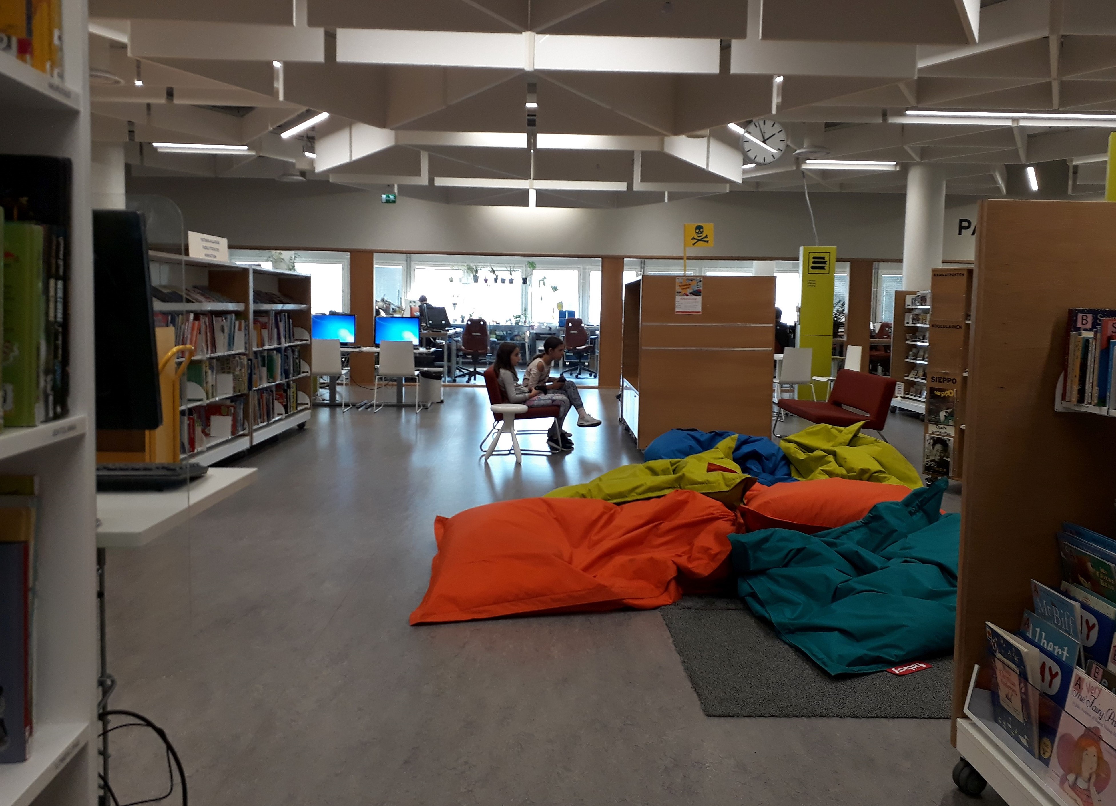 © Verein Wiener Jugendzentren großer Raum mit Sitzpölstern, Büchern und ein paar Kids