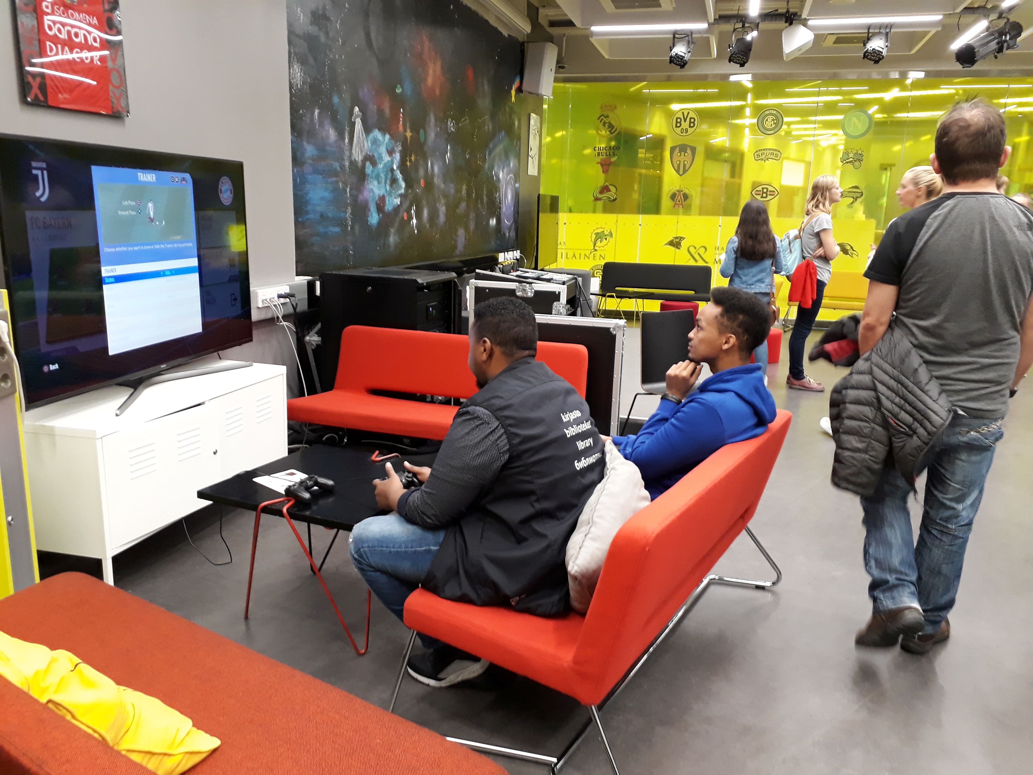 © Verein Wiener Jugendzentren zwei junge Männer spielen mit der Playstation