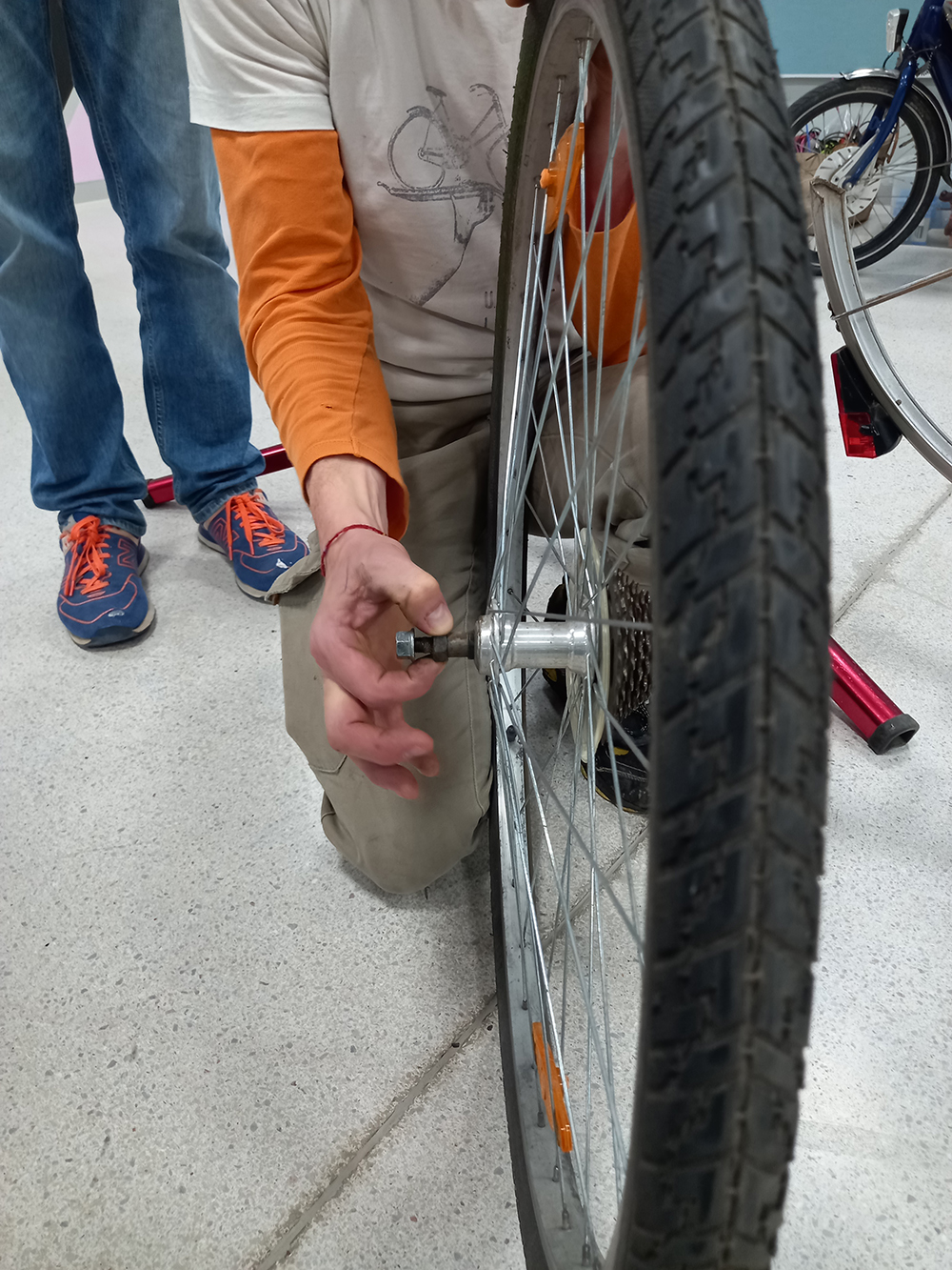 Fahrradreifen wird repariert
