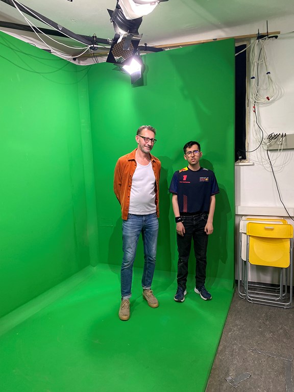 Georg, der Leiter von CU tv und Artin von andererseits posieren vor einem Greenscreen