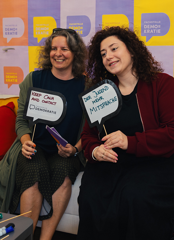 Besucherinnen des Open House der Fachstelle Demokratie.