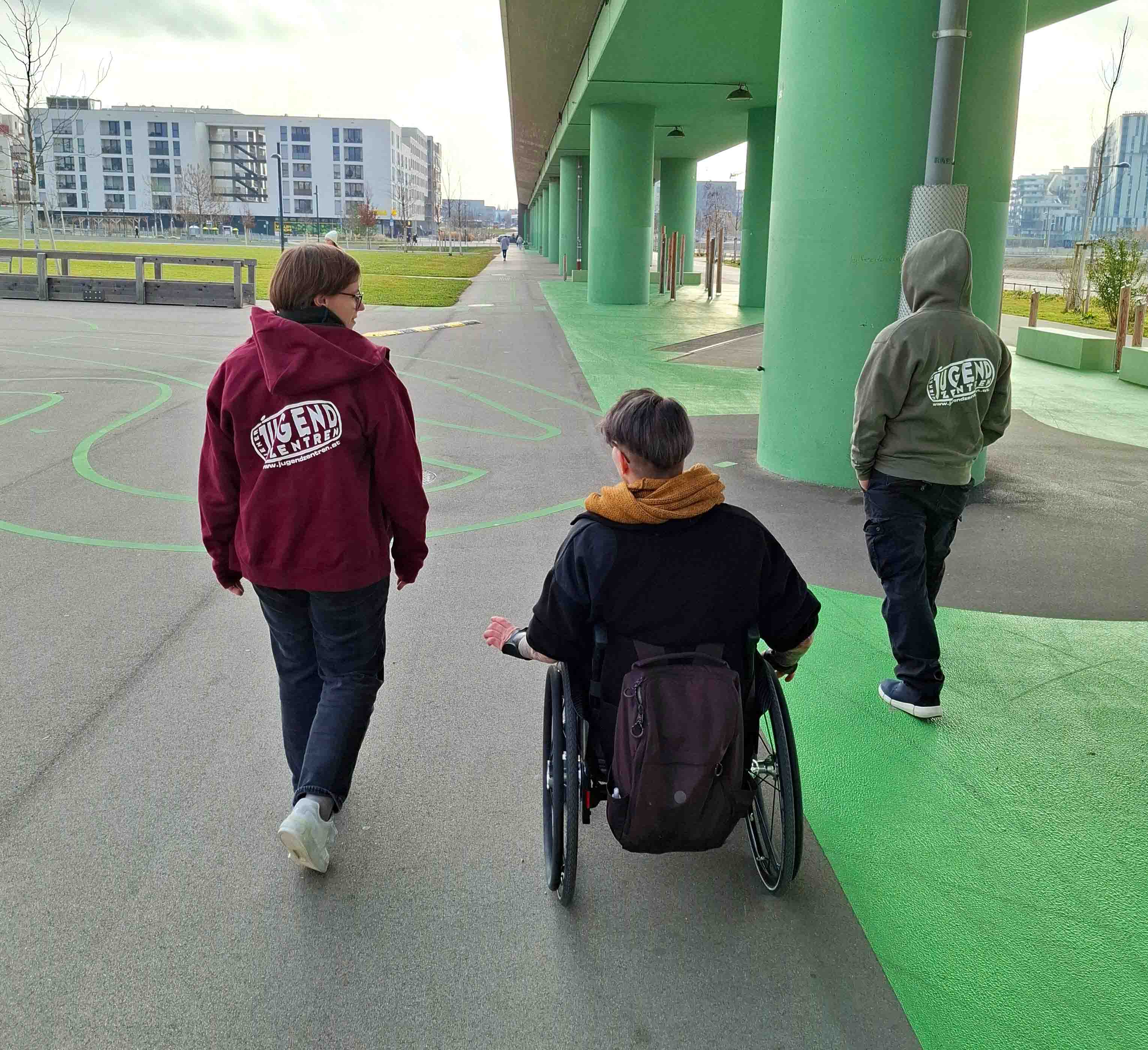 Zwei Mitarbeiter:innen der Jugendarbeit SEA machen mit der Ability-Managerin Claudia Miler eine Runde durch die Seestadt.