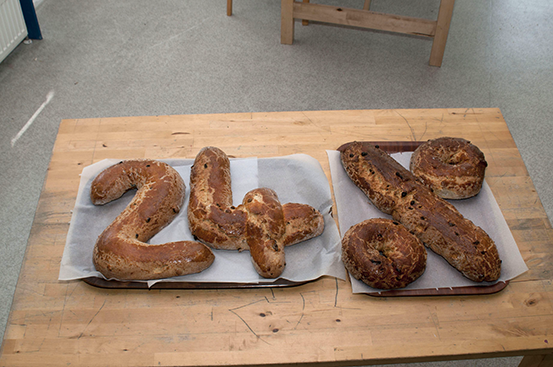 Die Zahl 24 Prozent wurde aus selbst gebackenem Brot dargestellt.