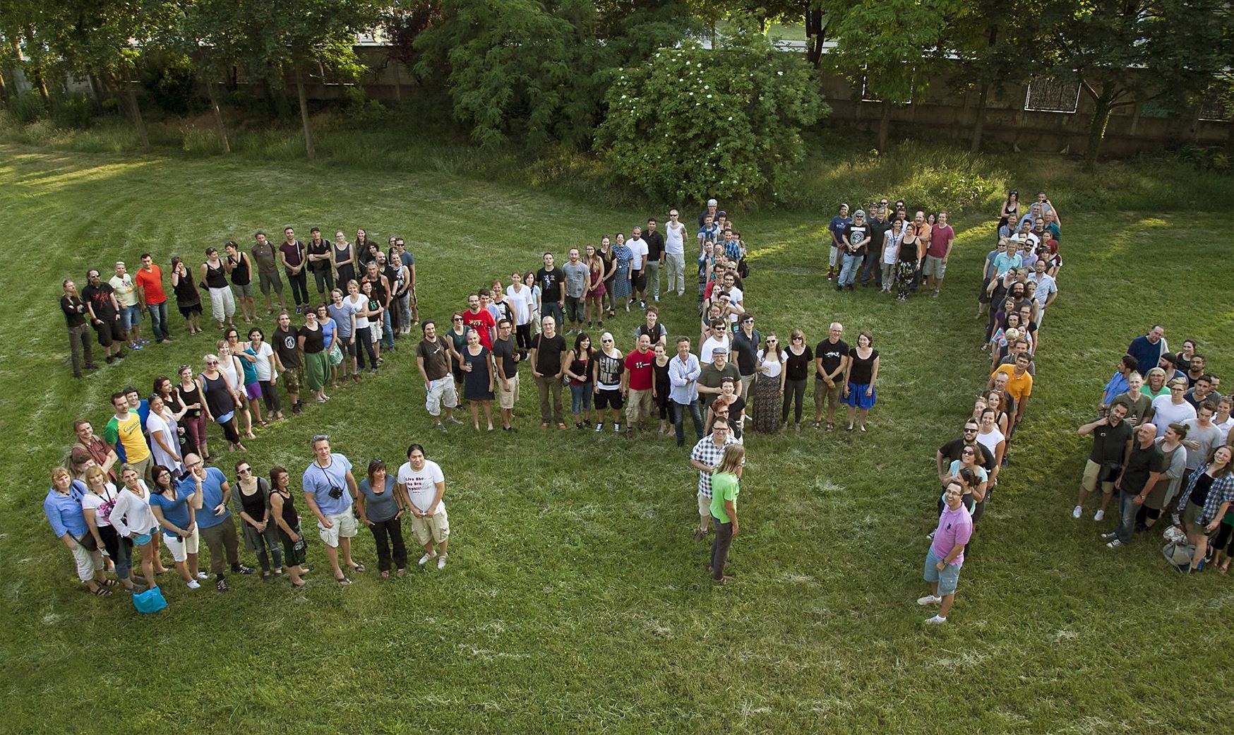 Die Zahl 24 Prozent wurde durch die Aufstellung vieler Menschen im Garten dargestellt.
