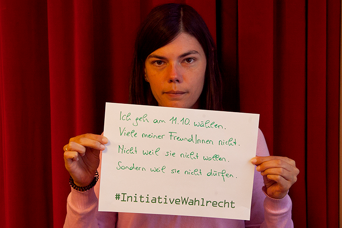 Eine Mitarbeiterin des Verein Wiener Jugendzentren hält ein Blatt Papier mit einem Statement vor sich: Ich geh am 11.10. wählen. Viele meiner Freund:innen nicht. Nicht weil sie nicht wollen. Sondern weil sie nicht dürfen.