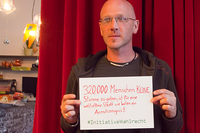 Eine Mitarbeiter des Verein Wiener Jugendzentren hält ein Blatt Papier mit einem Statement vor sich: 320.000 Menschen keine Stimme zu geben, ist für eine weltoffene Stadt wie Wien ein Armutszeugnis.
